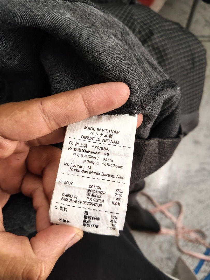 Nike tech fleece hoodie jacket (Category: Coats, Jackets and Outerwear) located in Cabadbaran. Submitted by jem1124 (Listing ID 1466200159, Image 3). Description: 22x27 Good condition fade on left ribbings cracked logo.