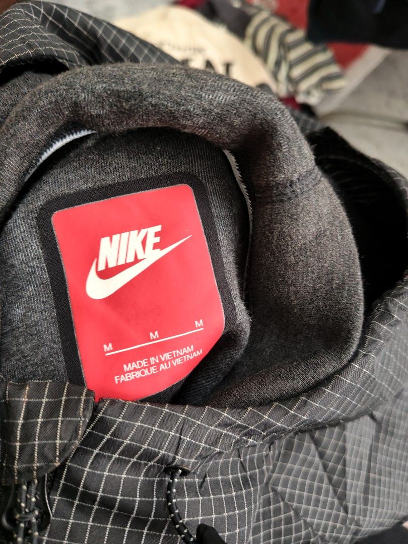 Nike tech fleece hoodie jacket (Category: Coats, Jackets and Outerwear) located in Cabadbaran. Submitted by jem1124 (Listing ID 1466200159, Image 2). Description: 22x27 Good condition fade on left ribbings cracked logo.