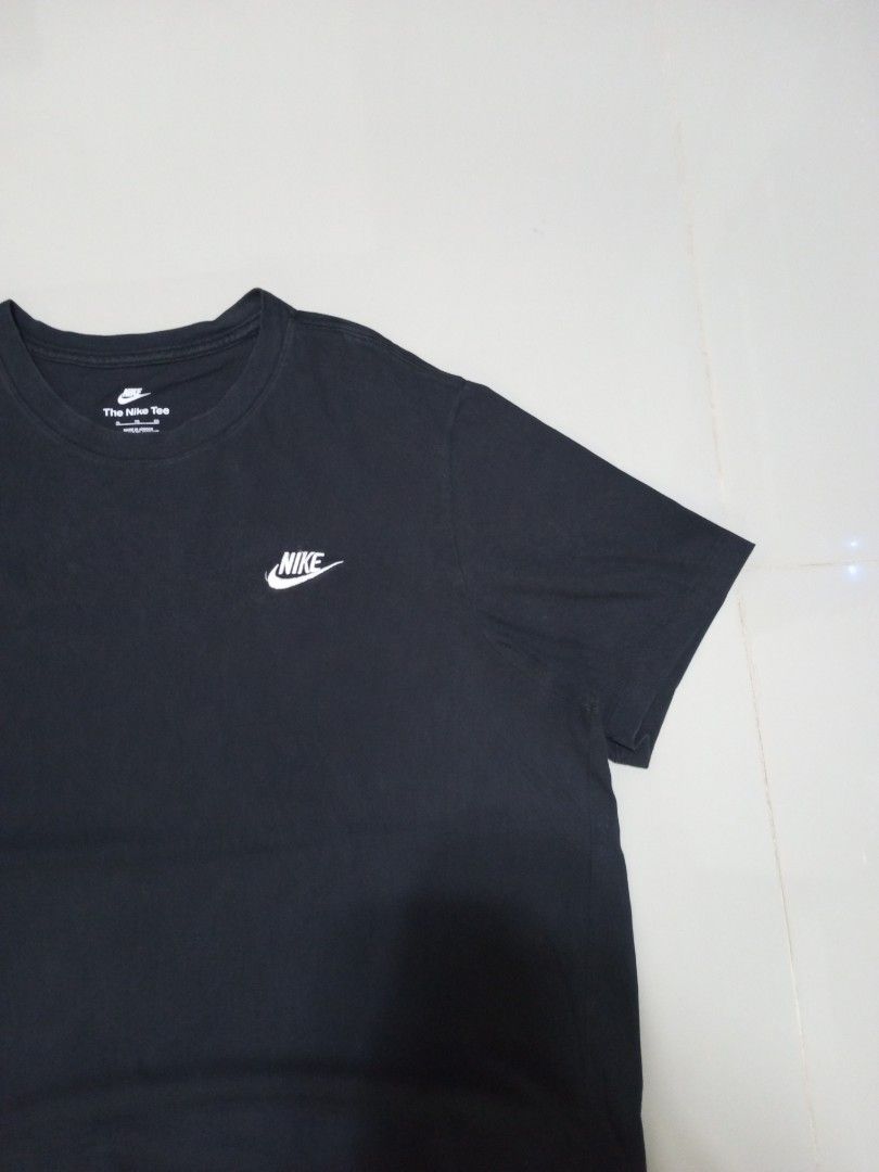 Nike tee (Category: Activewear) located in Manila. Submitted by _t20hrift (Listing ID 1466332125, Image 3). Description: Nike tee Size • XL Excellent condition 24 | 28 Dimension.