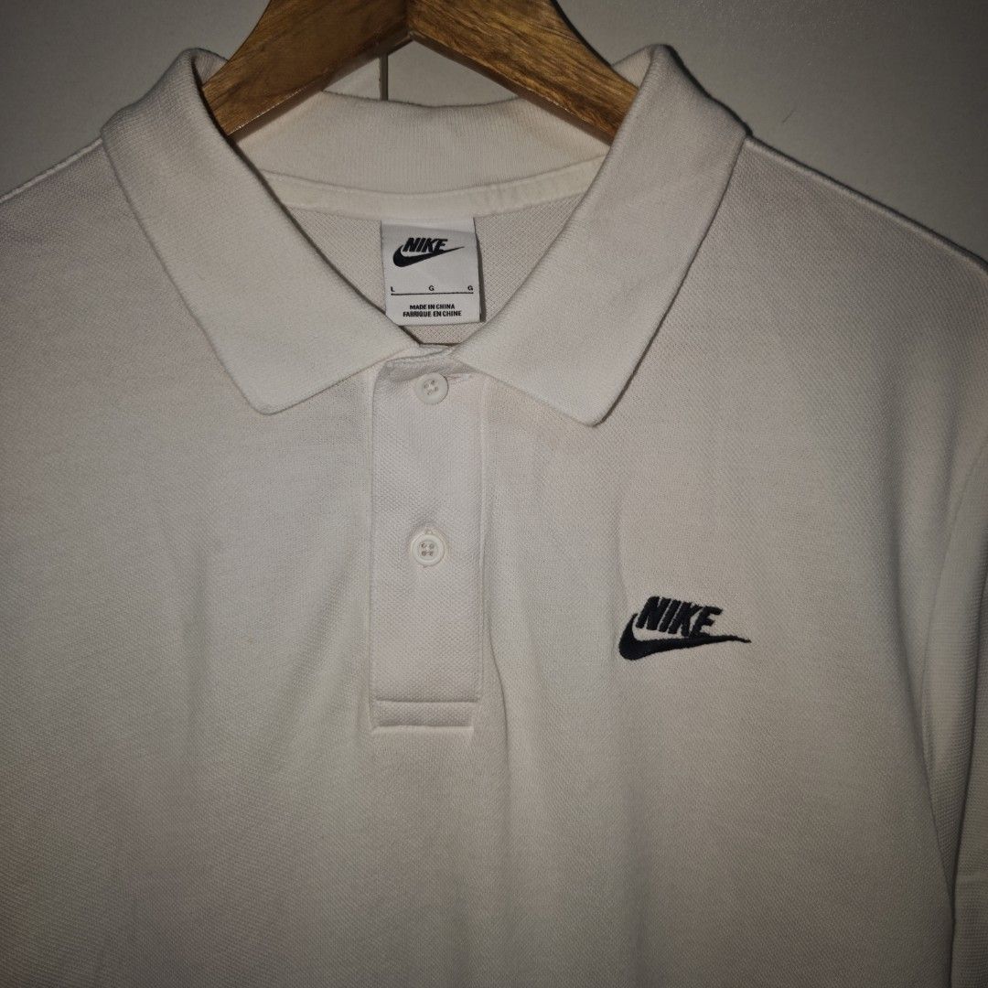 Nike White Polo Shirt Size L (Category: Tshirts & Polo Shirts ) located in Caloocan City. Submitted by thebrokebean_mla (Listing ID 1466333801, Image 2). Description: NIKE POLO Size: Large - Xlarge Width: 22 Length: 29 Color/Color rate: WHITE 9.5/10 Condition: Excellent Presentable Issue: none Mode of payment:GCASH, BANK TRANSFER 📌Color may vary due to lighting📸 📦 Shipping via JNT EXPRESS🚚 📍Location: Caloocan, Metro Manila.