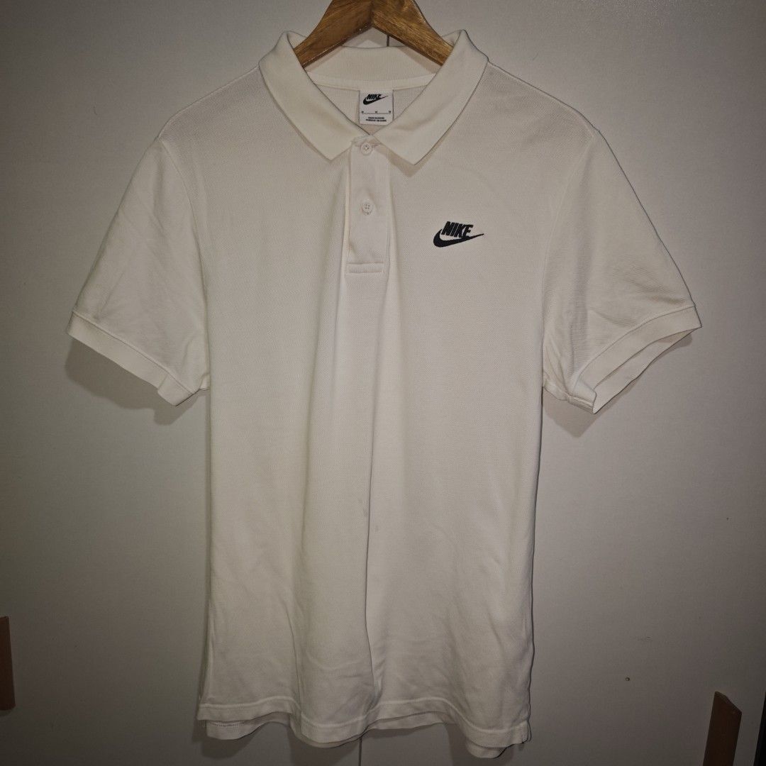 Nike White Polo Shirt Size M (Category: Tshirts & Polo Shirts ) located in Caloocan City. Submitted by thebrokebean_mla (Listing ID 1466333843, Image 1). Description: NIKE POLO Size: Large Width: 21 Length: 28 Color/Color rate: WHITE 9.5/10 Condition: Excellent Presentable Issue: none Mode of payment:GCASH, BANK TRANSFER 📌Color may vary due to lighting📸 📦 Shipping via JNT EXPRESS🚚 📍Location: Caloocan, Metro Manila.