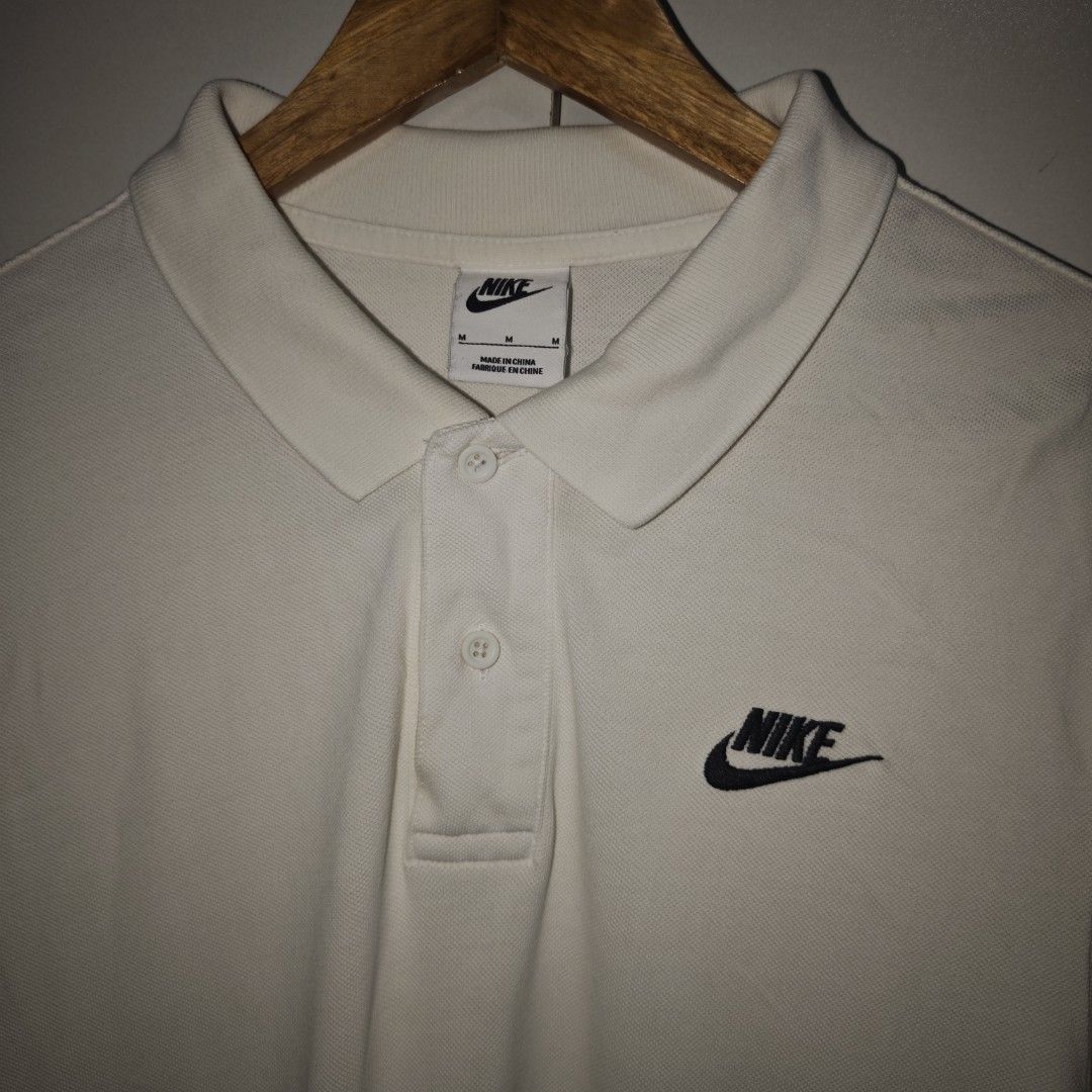 Nike White Polo Shirt Size M (Category: Tshirts & Polo Shirts ) located in Caloocan City. Submitted by thebrokebean_mla (Listing ID 1466333843, Image 2). Description: NIKE POLO Size: Large Width: 21 Length: 28 Color/Color rate: WHITE 9.5/10 Condition: Excellent Presentable Issue: none Mode of payment:GCASH, BANK TRANSFER 📌Color may vary due to lighting📸 📦 Shipping via JNT EXPRESS🚚 📍Location: Caloocan, Metro Manila.