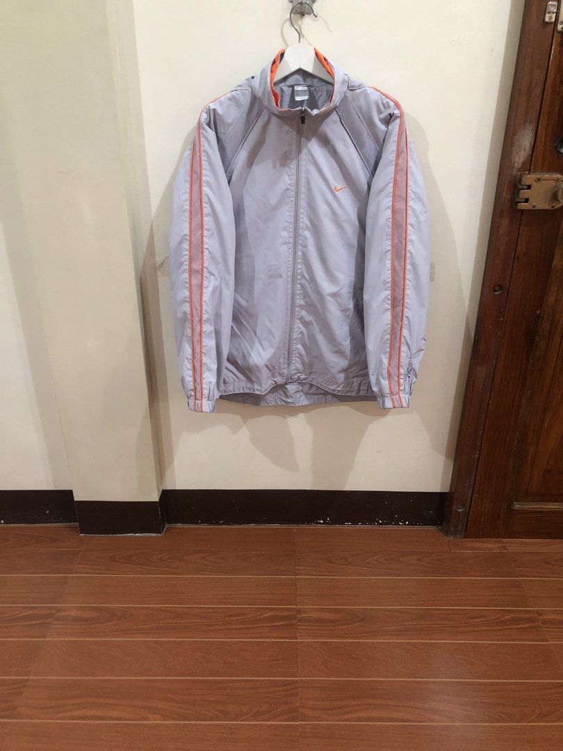 Nike Windbreaker Jacket Gray (Category: Coats, Jackets and Outerwear) located in Oas. Submitted by alithrifthunter (Listing ID 1466279170, Image 2). Description: Issue last pic.