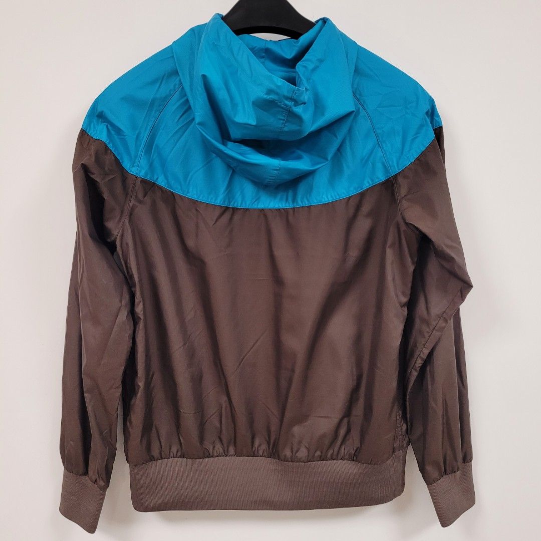 Nike Windrunner (M碼) 風褸 有帽 （分類：外套及戶外衣服）位於 Hong Kong。 由 pqvpq 提交（商品編號 1466262805，圖片 2）。簡介： 正常穿著 拉鏈正常 有帽 有抽繩 環保聚酯纖維 適合165~175cm 青衣站/順豐到付。