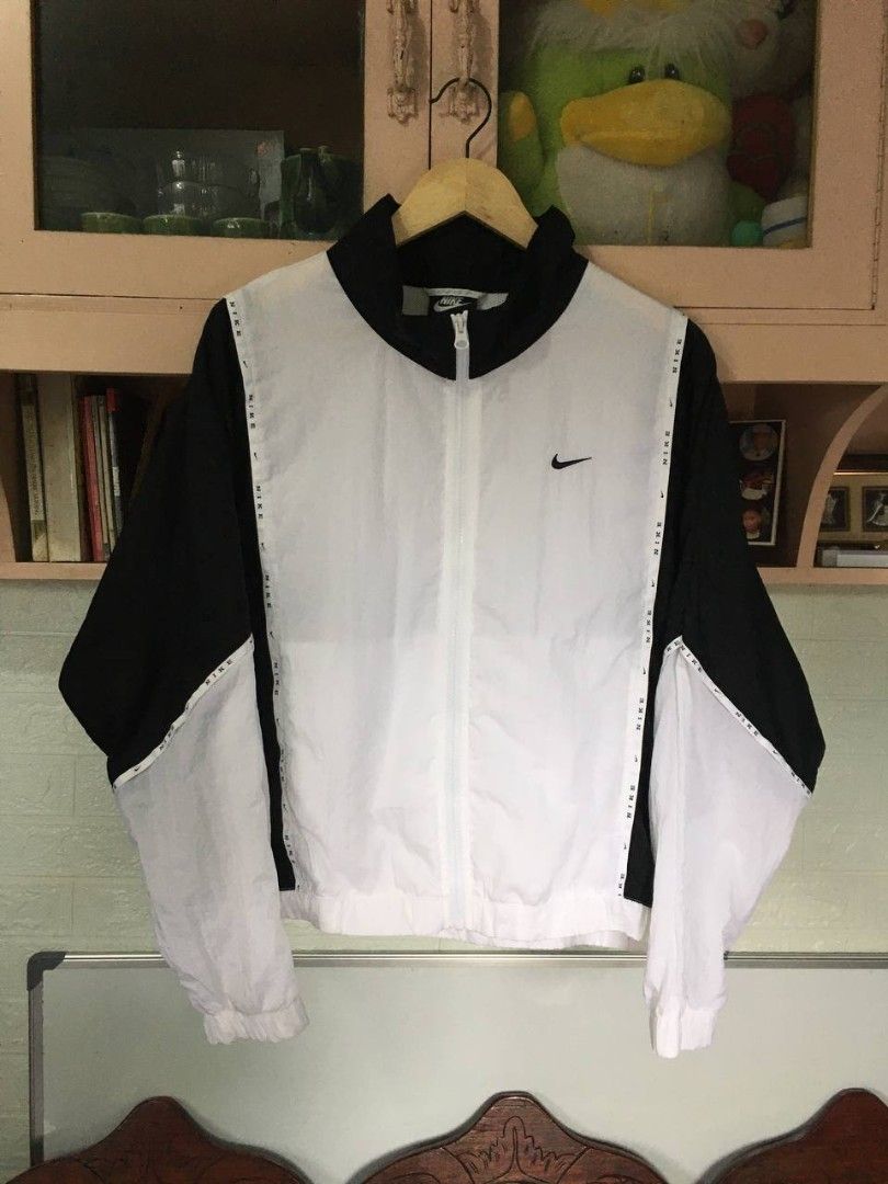 Nike Woven Windbreaker 💎 (Category: Coats, Jackets and Outerwear) located in Tuguegarao City. Submitted by dip_thrifts (Listing ID 1466209367, Image 1). Description: Nike Woven Windbreaker 💎 28 width pit to pit × 21 hem × 24 length Best fit medium Authentic / legit 9.5/10 color rate or better 9.5/10 condition or better Nike and swoosh all over tape design Nike embroid spellout Complete tags No issue.