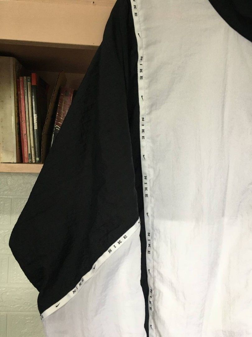 Nike Woven Windbreaker 💎 (Category: Coats, Jackets and Outerwear) located in Tuguegarao City. Submitted by dip_thrifts (Listing ID 1466209367, Image 3). Description: Nike Woven Windbreaker 💎 28 width pit to pit × 21 hem × 24 length Best fit medium Authentic / legit 9.5/10 color rate or better 9.5/10 condition or better Nike and swoosh all over tape design Nike embroid spellout Complete tags No issue.