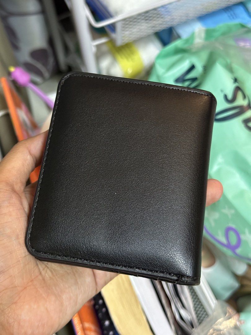 No brand wallet (Category: Wallets & Card Holders) located in Quezon City. Submitted by riavero (Listing ID 1466292466, Image 1). Description: Used this pag papasok sa work pero looks new pa — maliit lang to, perfect pag ayaw niyo dalhin main wallets niyo na may malalaking laman — 6 cards slot — 1 photo compartment — 1 bill slot — coin compartment .