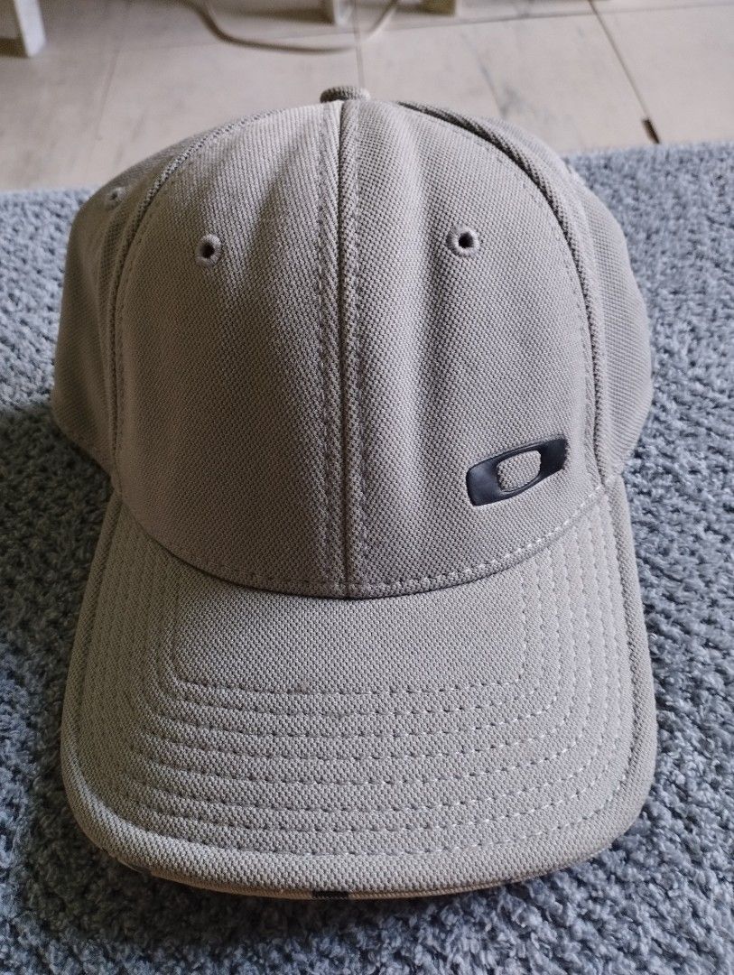 Oakley A-Flex Fitted Cap Grey L/XL (Category: Caps & Hats) located in Manila. Submitted by happycaps (Listing ID 1466181255, Image 1). Description: - Brand: Oakley - Color: Grey - Size: L/XL with A-Flex technology for a comfortable stretch fit - Details: Rubber Oakley icon on the front, embroidered lettering on the back - Special Feature: Cool geometric pixel pattern under the brim - Interior: Black sweatband with repeating Oakley logo pattern - 