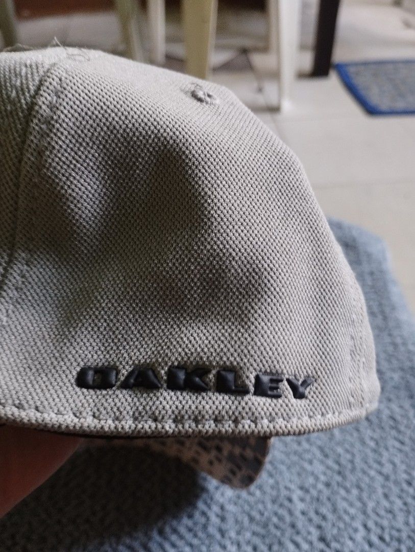 Oakley A-Flex Fitted Cap Grey L/XL (Category: Caps & Hats) located in Manila. Submitted by happycaps (Listing ID 1466181255, Image 2). Description: - Brand: Oakley - Color: Grey - Size: L/XL with A-Flex technology for a comfortable stretch fit - Details: Rubber Oakley icon on the front, embroidered lettering on the back - Special Feature: Cool geometric pixel pattern under the brim - Interior: Black sweatband with repeating Oakley logo pattern - 