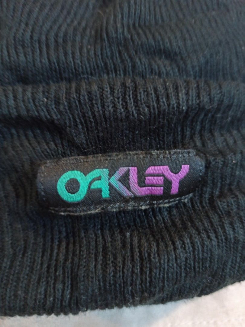 Oakley Black Ribbed Beanie Hat Regular Fit (Category: Caps & Hats) located in Caloocan City. Submitted by rtarellano (Listing ID 1466161590, Image 3). Description: - Brand: Oakley - Style: Regular fit ribbed beanie in classic black - Design: Colorful embroidered logo patch on the foldover cuff - Comfort: Soft knit fabric designed for warmth in cold weather - Use: Versatile everyday winter hat.