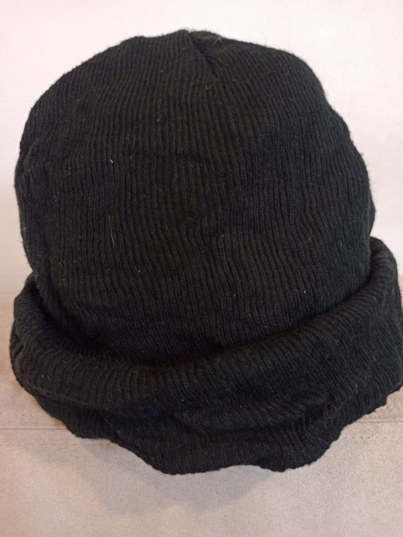 Oakley Black Ribbed Beanie Hat Regular Fit (Category: Caps & Hats) located in Caloocan City. Submitted by rtarellano (Listing ID 1466161590, Image 2). Description: - Brand: Oakley - Style: Regular fit ribbed beanie in classic black - Design: Colorful embroidered logo patch on the foldover cuff - Comfort: Soft knit fabric designed for warmth in cold weather - Use: Versatile everyday winter hat.