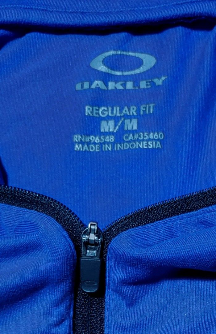 Oakley Hydrolix Quarter Zip LS (Category: Activewear) located in Baguio. Submitted by wagwagan_001 (Listing ID 1466331737, Image 3). Description: excellent medium 22 x 28.