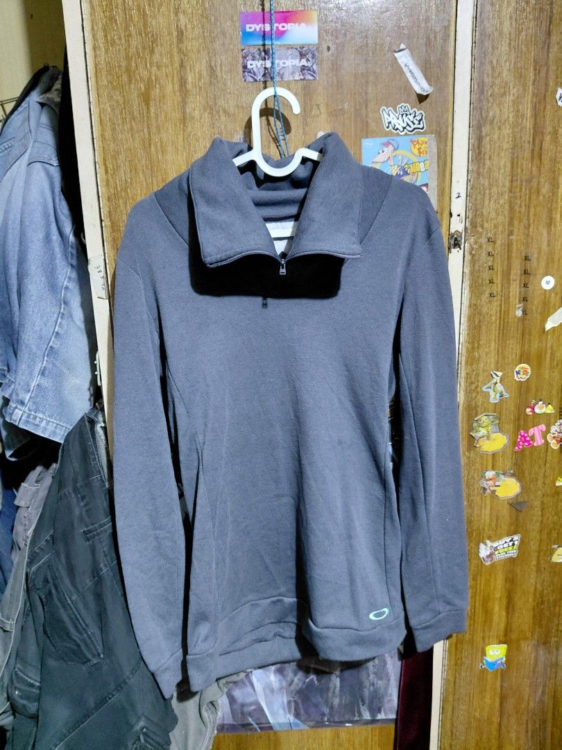 Oakley Quarter-Zip Pullover Sweatshirt Blue Grey Medium (Category: Coats, Jackets and Outerwear) located in Imus. Submitted by frootiloots4103 (Listing ID 1466313224, Image 1). Description: - Brand: Oakley - Style: Quarter-zip pullover with high collar - Color: Blue grey - Size: Medium (standard fit) - Material: 92% polyester blend - Details: Subtle wrist embroidery and script logo - Origin: Made in Vietnam - Care: Hand wash only - Condition: Gre
