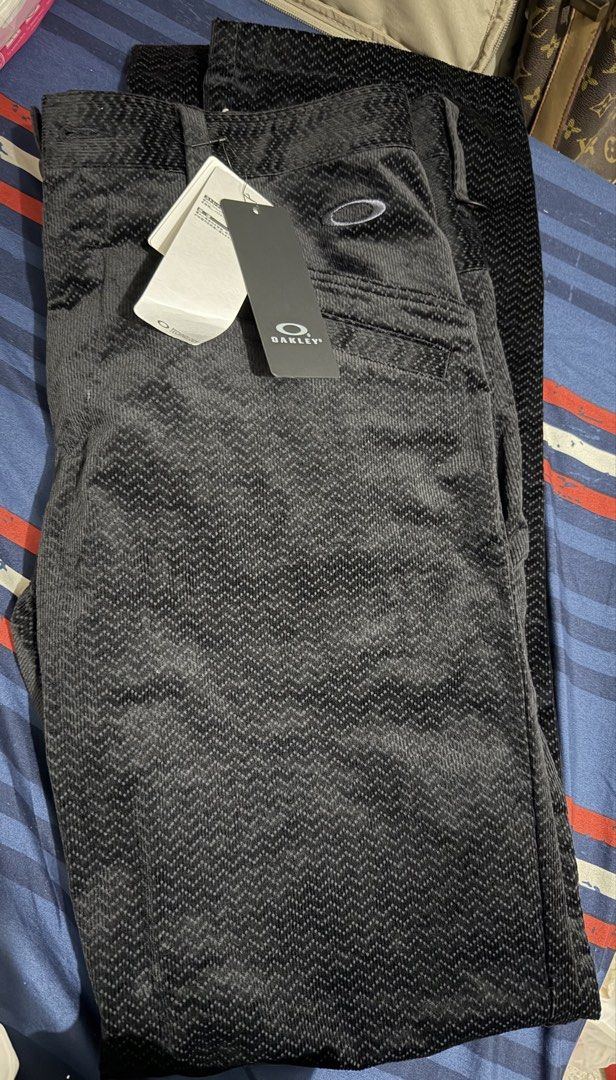 Oakley Straight Regular Rise Pants (Category: Jeans) located in Quezon City. Submitted by jdmc16 (Listing ID 1466303044, Image 1). Description: .