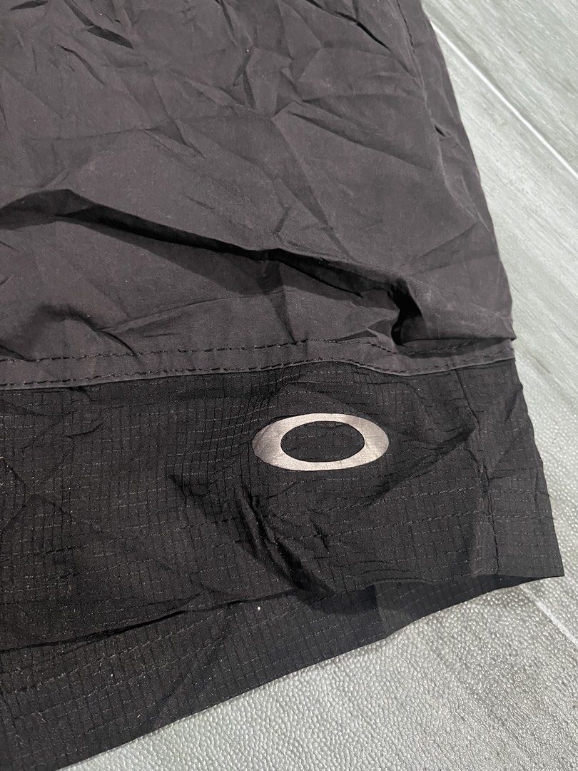 Oakley Technical Cargo Shorts Black Regular Fit Size S (Category: Shorts) located in Cabuyao City. Submitted by undergroundthrift03 (Listing ID 1466319469, Image 3). Description: - Brand: Oakley - Color: Black - Style: Technical shorts with built-in belt and buckle closure - Fit: Regular fit with adjustable waist - Material: Lightweight nylon ripstop (polyester, polyamide, elastane blend) - Storage: Multiple utility pockets with secure zip closur