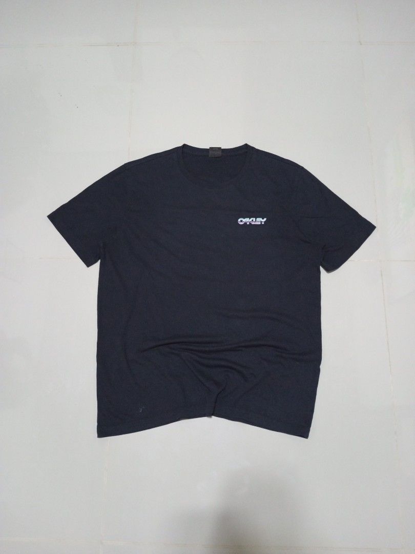 Oakley tee (Category: Activewear) located in Manila. Submitted by _t20hrift (Listing ID 1466332485, Image 2). Description: oakley tee size • Medium 21 | 27 Dimension.