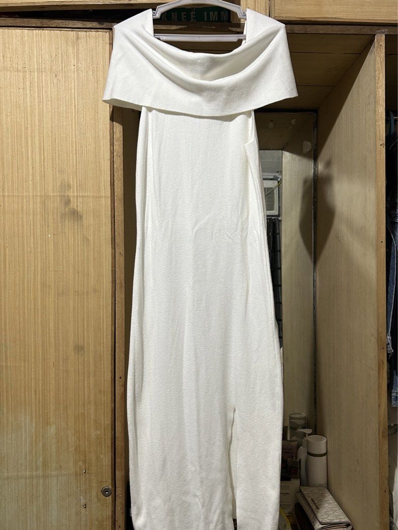 Off Shoulder Long White Dress (Category: Dresses) located in Manila. Submitted by lueur000 (Listing ID 1466287429, Image 1). Description: Small - Medium.