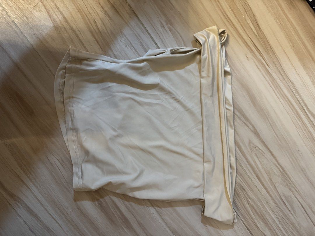 Off shoulder top, crop top (Category: Sleeveless) located in Makati City. Submitted by fast_preloveditemsforsale (Listing ID 1466301704, Image 3). Description: ₱200 per piece .