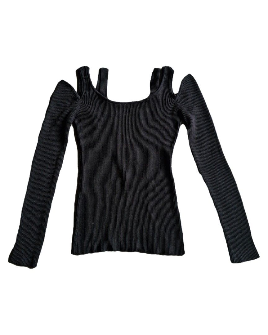 Off-shoulder Top (Category: Longsleeves) located in Baguio. Submitted by _.prelovedbyjo (Listing ID 1466235573, Image 1). Description: .