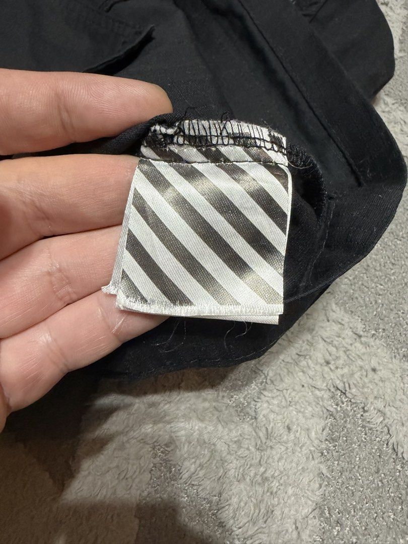 Offwhite - Diagonal Print Logo Longsleeves (Category: Formal Shirts) located in Cavite. Submitted by commoncourtesy (Listing ID 1466298871, Image 3). Description: Size Small.