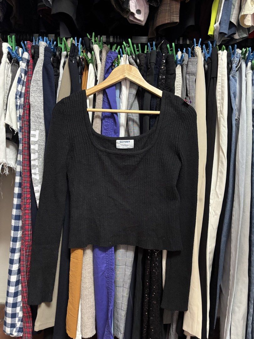 old navy knitted longsleeve (Category: Longsleeves) located in Pila. Submitted by isabelasthriftclothes (Listing ID 1466301183, Image 1). Description: .