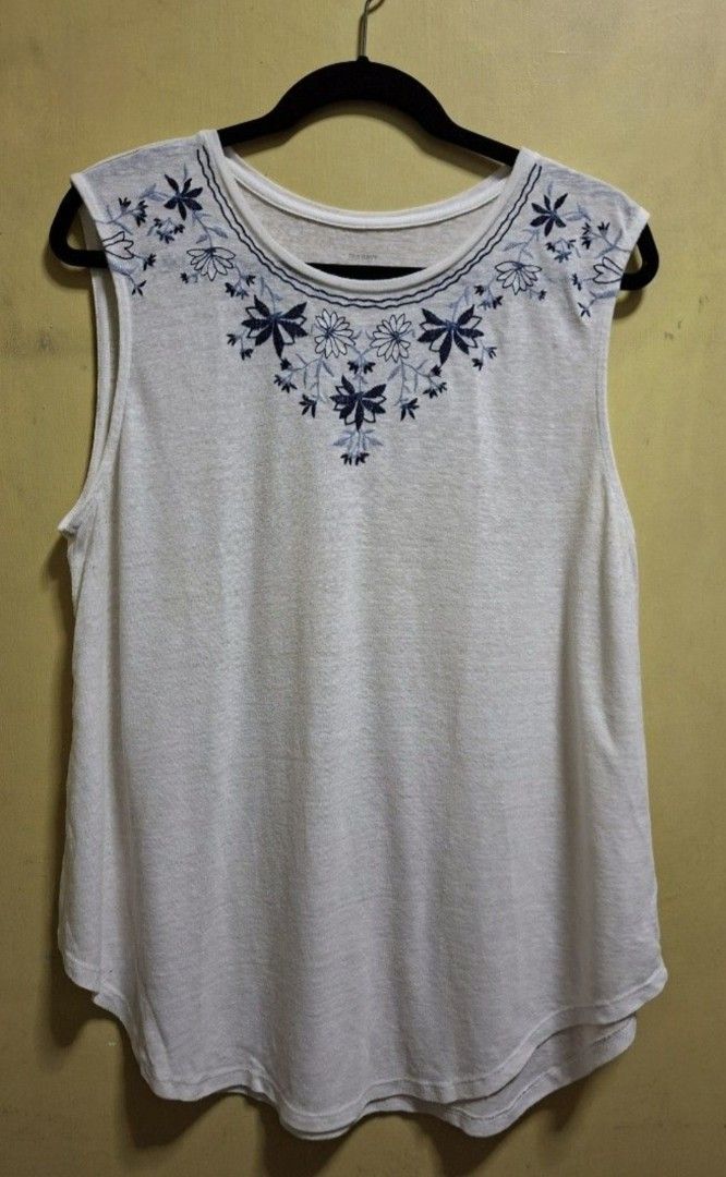 Old Navy Linen Top with Embroidery (Category: Sleeveless) located in Manila. Submitted by thrifter_lifestyle (Listing ID 1466178161, Image 1). Description: Brand: Old Navy (bought in the US) Sleeveless Embroidery in front area, see photo to appreciate 💠 Material: Linen Polyesyer (see tag) Falls wide and loose No issues 😀 RFS: closet spring cleaning.