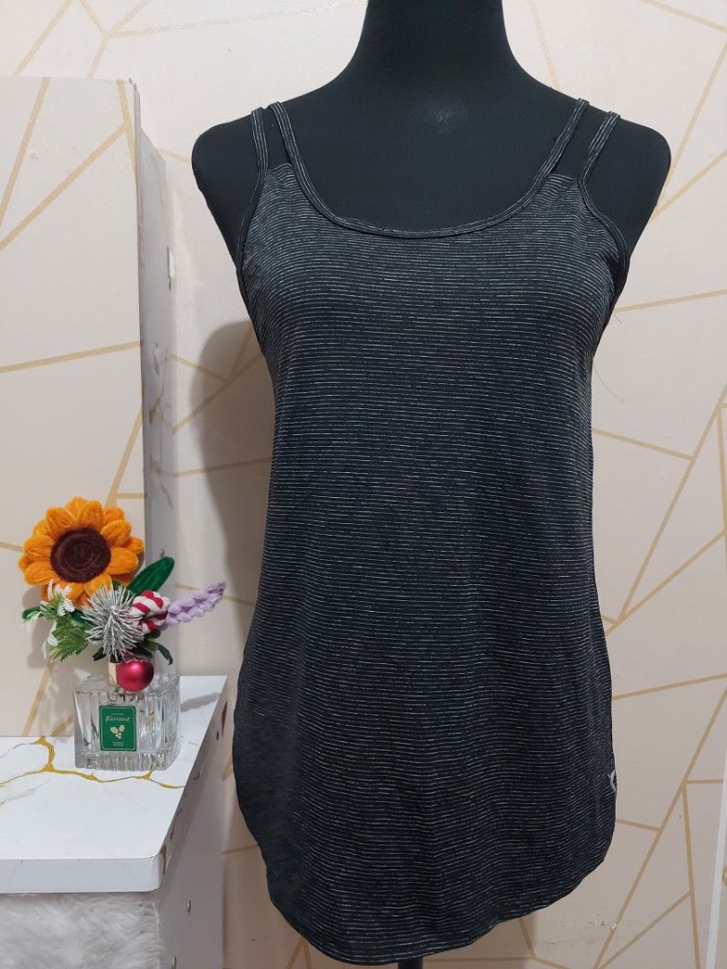 Old navy strip black Activewear top small (Category: Activewear) located in Manila. Submitted by jollyann_b1990 (Listing ID 1466320301, Image 3). Description: .
