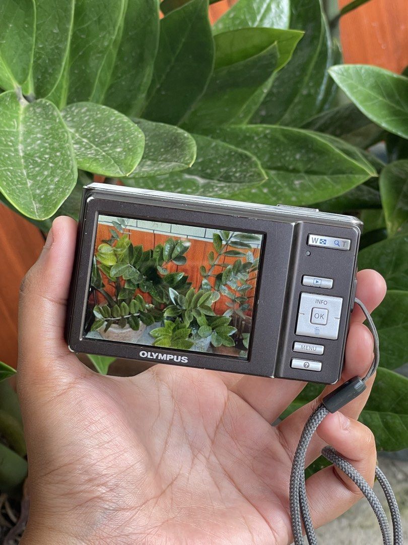 Olympus FE-4020 digital camera digicam (Category: Cameras) located in Paranaque City. Submitted by momochiii24 (Listing ID 1466189933, Image 3). Description: Olympus FE-4020 digital camera digicam 14 megapixels price:3,500 lp:3,000 Fully functional all buttons are working flash and zooms are working No dust when zoom minimal issue: super duper mild lcd burn sa gilid pero as you can see hindi talaga siya kita (not affected sa output). inclusions: 