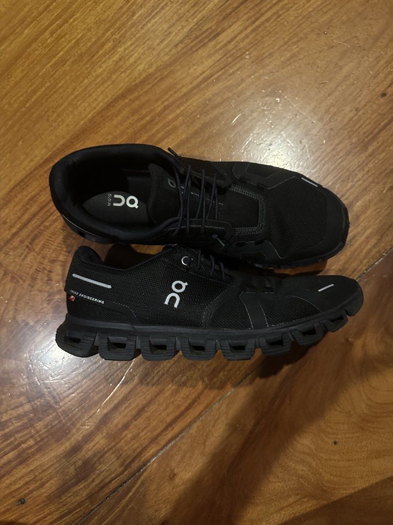 Onclouds for sale (Category: Casual Shoes) located in Manila. Submitted by enriquemunoz (Listing ID 1466271489, Image 1). Description: a little dirty with no box.