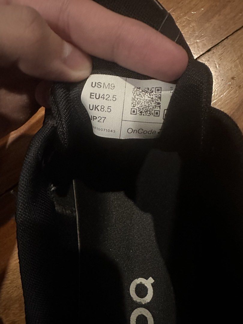 Onclouds for sale (Category: Casual Shoes) located in Manila. Submitted by enriquemunoz (Listing ID 1466271489, Image 2). Description: a little dirty with no box.