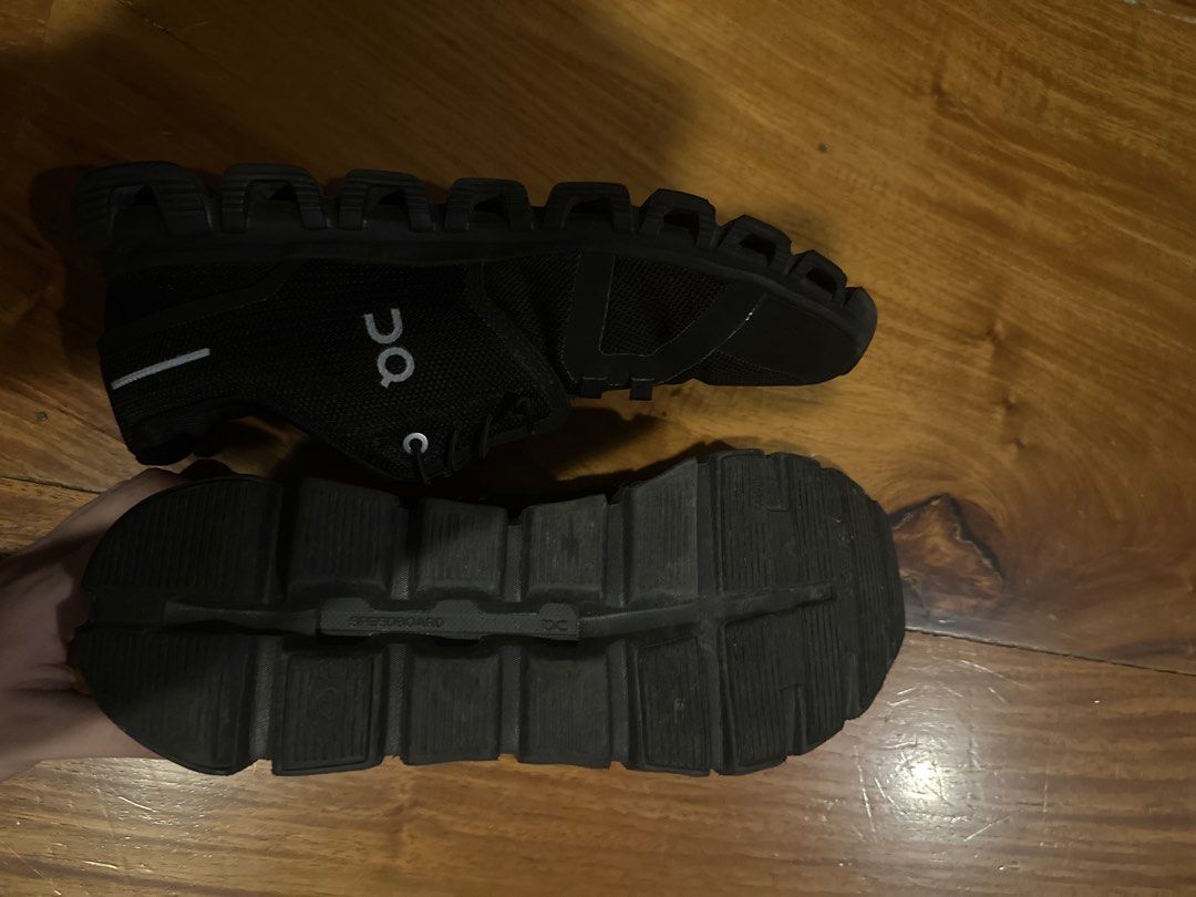 Onclouds for sale (Category: Casual Shoes) located in Manila. Submitted by enriquemunoz (Listing ID 1466271489, Image 3). Description: a little dirty with no box.