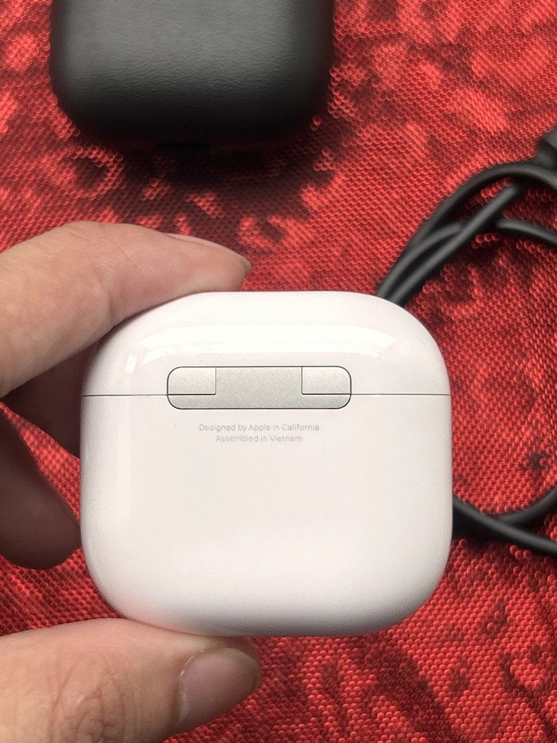 Original Apple Airpods 4 (Non ANC) (Category: Earphones) located in Manila. Submitted by Tjuan13 (Listing ID 1466157150, Image 3). Description: Try Secondhand Original Apple Airpods 4 (Non ANC) for only Php 5500 -100% Original -Free Usb C cable -Free Silicon Case -Smoothness 96% Front & 97% Back -Good battery life -Matagal Malowbat, Mabilis magcharge -Good quality -Crisp Button -Actual Photo -Ready to use -No Box -No swap -Free Shipping via Lalam