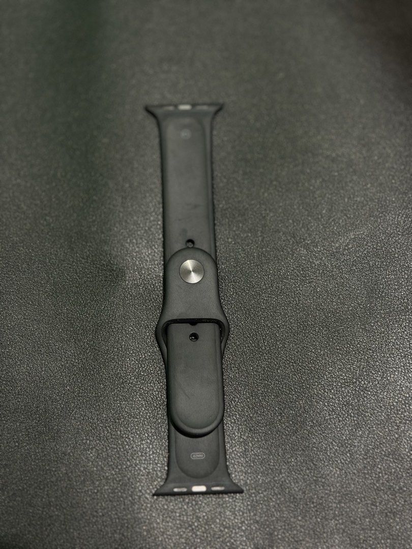 Original Apple strap black 42MM M/L (Category: Wearables & Smart Watches) located in Manila. Submitted by _declutterprelovezz (Listing ID 1466309836, Image 3). Description: Original Apple strap black 42MM M/L.