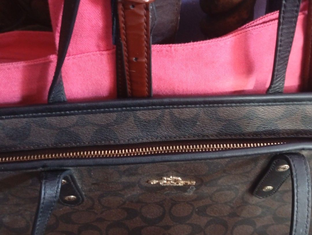 Original Coach Tote Bag (Category: Tote Bags) located in Quezon City. Submitted by selectmystuff (Listing ID 1466182168, Image 2). Description: Dark brown, good as new..