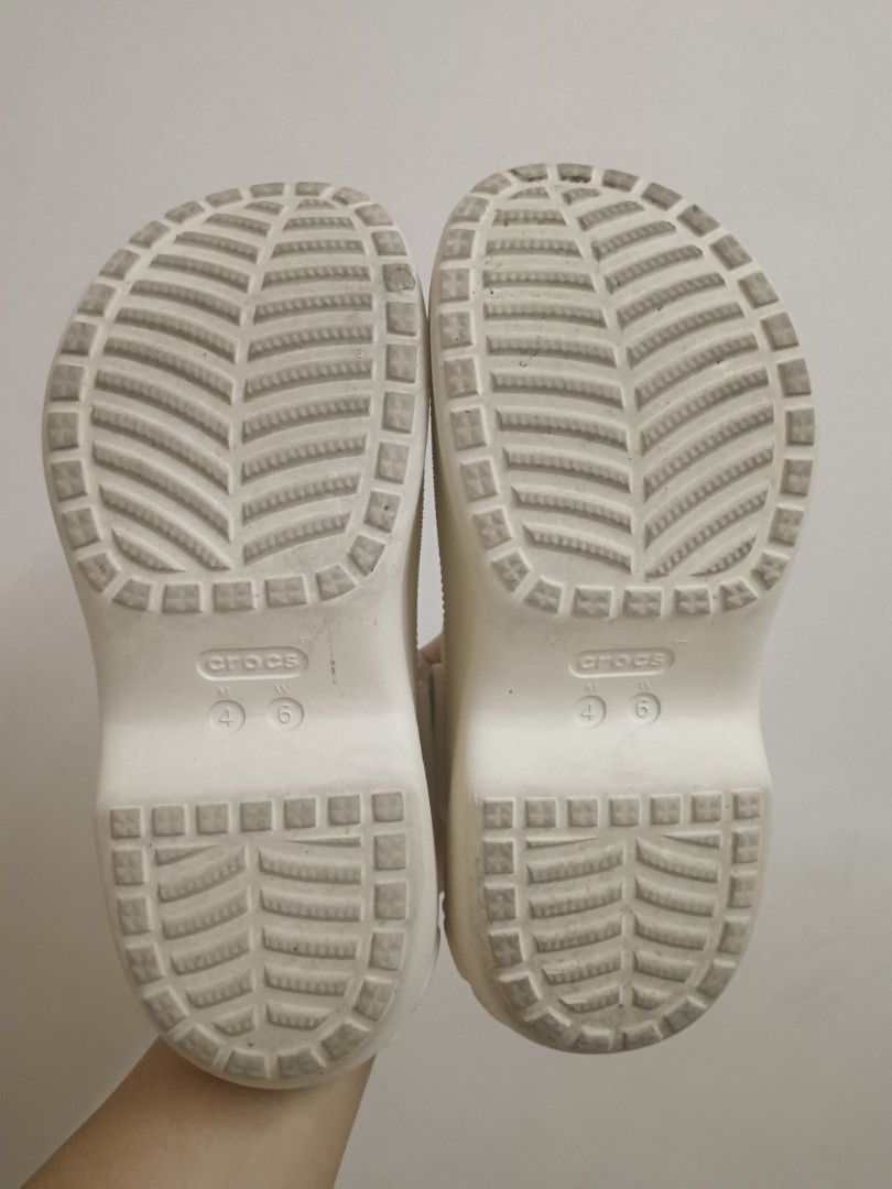 ORIGINAL CROCS Bella Clogs (Category: Wedges) located in Tarlac. Submitted by minatabang17684 (Listing ID 1466181936, Image 3). Description: -ORIGINAL Bella Clogs -Used twice -3 and 1/2 inches platform -W6 size.