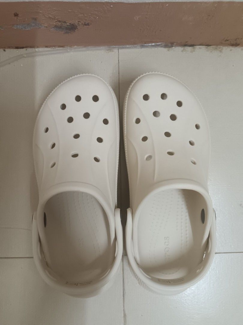 ORIGINAL CROCS Bella Clogs (Category: Wedges) located in Tarlac. Submitted by minatabang17684 (Listing ID 1466181936, Image 1). Description: -ORIGINAL Bella Clogs -Used twice -3 and 1/2 inches platform -W6 size.