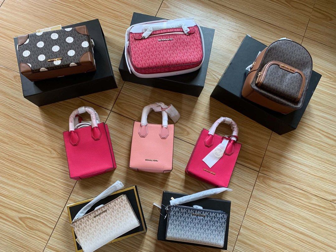 Original MK Jet Set Limited edt (Category: Wallets & Card holders) located in Manolo Fortich. Submitted by luxebox_quin (Listing ID 1466291630, Image 3). Description: Original with complete inclusion with box Bought in Canada Original Price: ₱14,000 Fits a ohone inside.