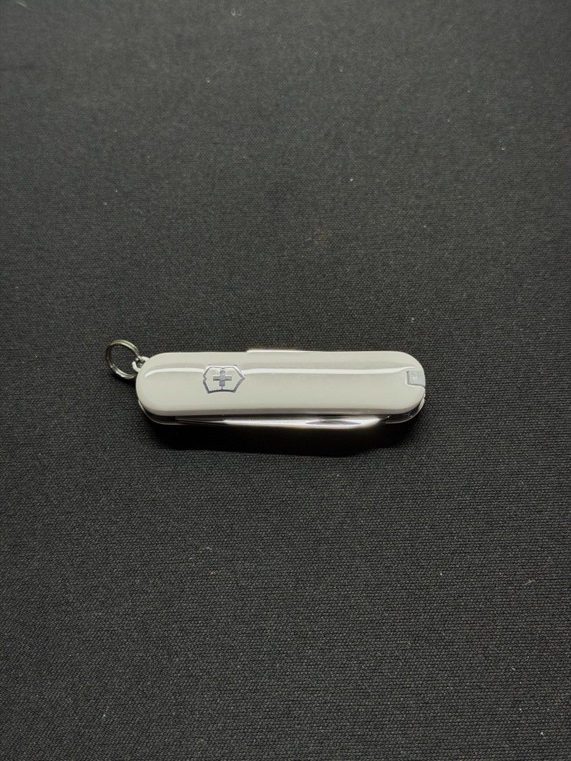 Original Victorinox Classic SD “Falling Snow” 58mm (Category: Travel Essentials & Accessories) located in Paranaque City. Submitted by haswak_6128 (Listing ID 1466187358, Image 1). Description: FOR SALE Victorinox Classic SD Swiss Knife 58mm Ideal as a GIFT Condition: Used Like New – Shiny Scales, Tools in Great Shape! Price: PHP 750.00 Location: Betterliving Paranaque “Can ship nationwide” via LBC / Lalamove Compact, reliable, and stylish. -perf