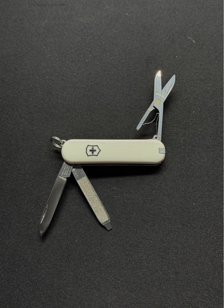 Original Victorinox Classic SD “Falling Snow” 58mm (Category: Travel Essentials & Accessories) located in Paranaque City. Submitted by haswak_6128 (Listing ID 1466187358, Image 3). Description: FOR SALE Victorinox Classic SD Swiss Knife 58mm Ideal as a GIFT Condition: Used Like New – Shiny Scales, Tools in Great Shape! Price: PHP 750.00 Location: Betterliving Paranaque “Can ship nationwide” via LBC / Lalamove Compact, reliable, and stylish. -perf