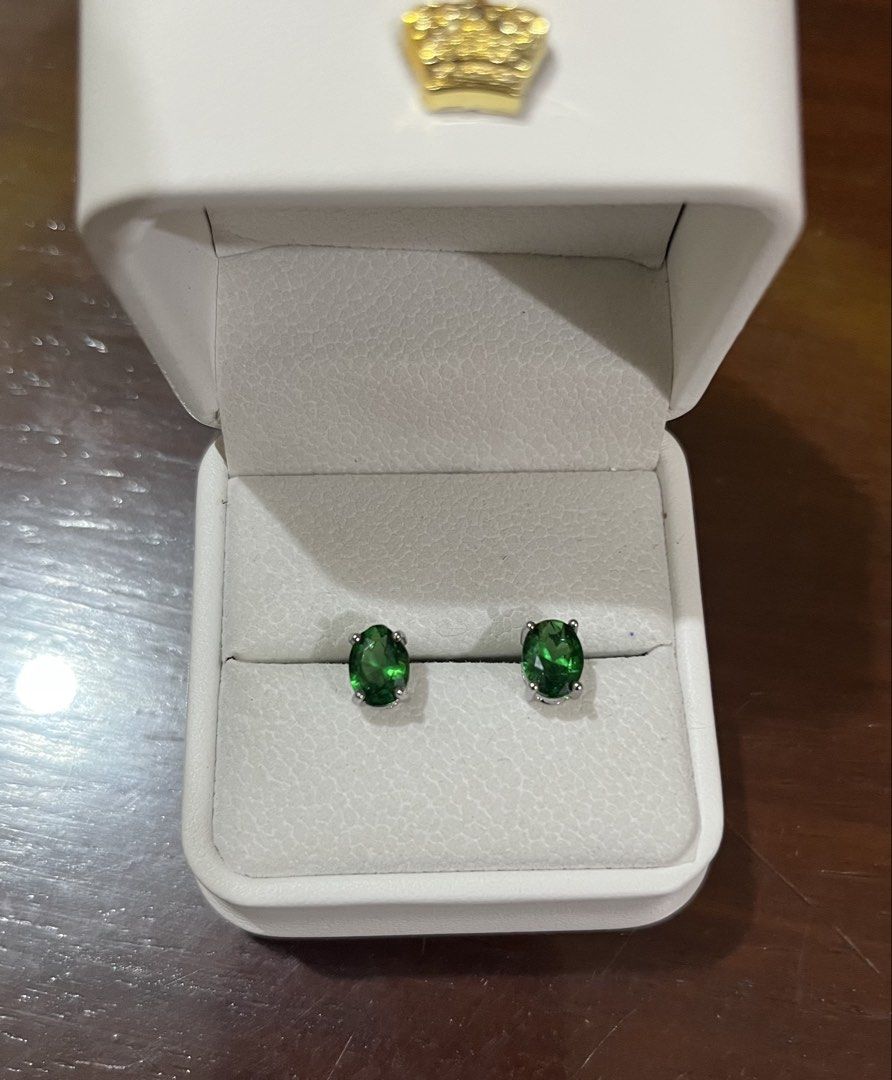 Emerald oval cut earrings/silver needle (Category: Earrings) located in Kalibo. Submitted by sunnysidegold (Listing ID 1466248331, Image 2). Description: 10x8mm stone size Oval cut silver needle copper base metal crown setting.
