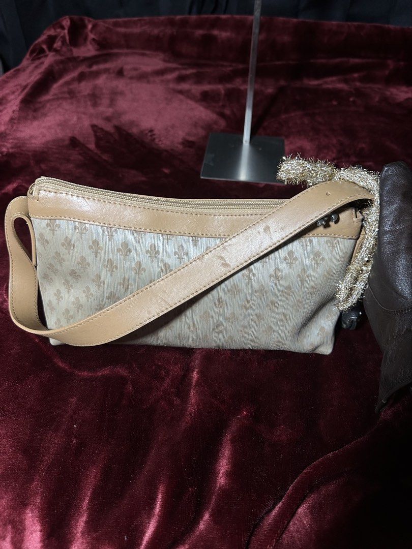 Patrick Cox Fleur de lis Baguette PVC monogram (Category: Shoulder Bags) located in Cagayan de Oro. Submitted by kjcartier26 (Listing ID 1466243837, Image 3). Description: Authentic, Signs of use, Free shipping. 🇯🇵 - Manage expectations, Charms not included..