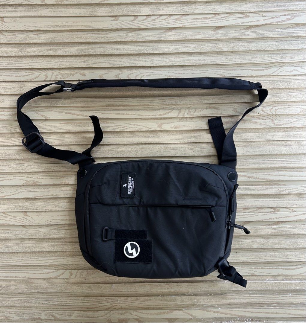 Peak Design Everyday Sling 6L Black (Category: Sling Bags) located in Cagayan de Oro. Submitted by aljay02 (Listing ID 1466213058, Image 1). Description: Peak Design Everyday Sling 6L in black. Adjustable shoulder strap with quick adjuster hardware. Main compartment with interior divider space and zipper pocket. Front exterior pocket with zip closure. Velcro patch attached to the front flap alongside an Indispensable tag and circular logo pin. Cl
