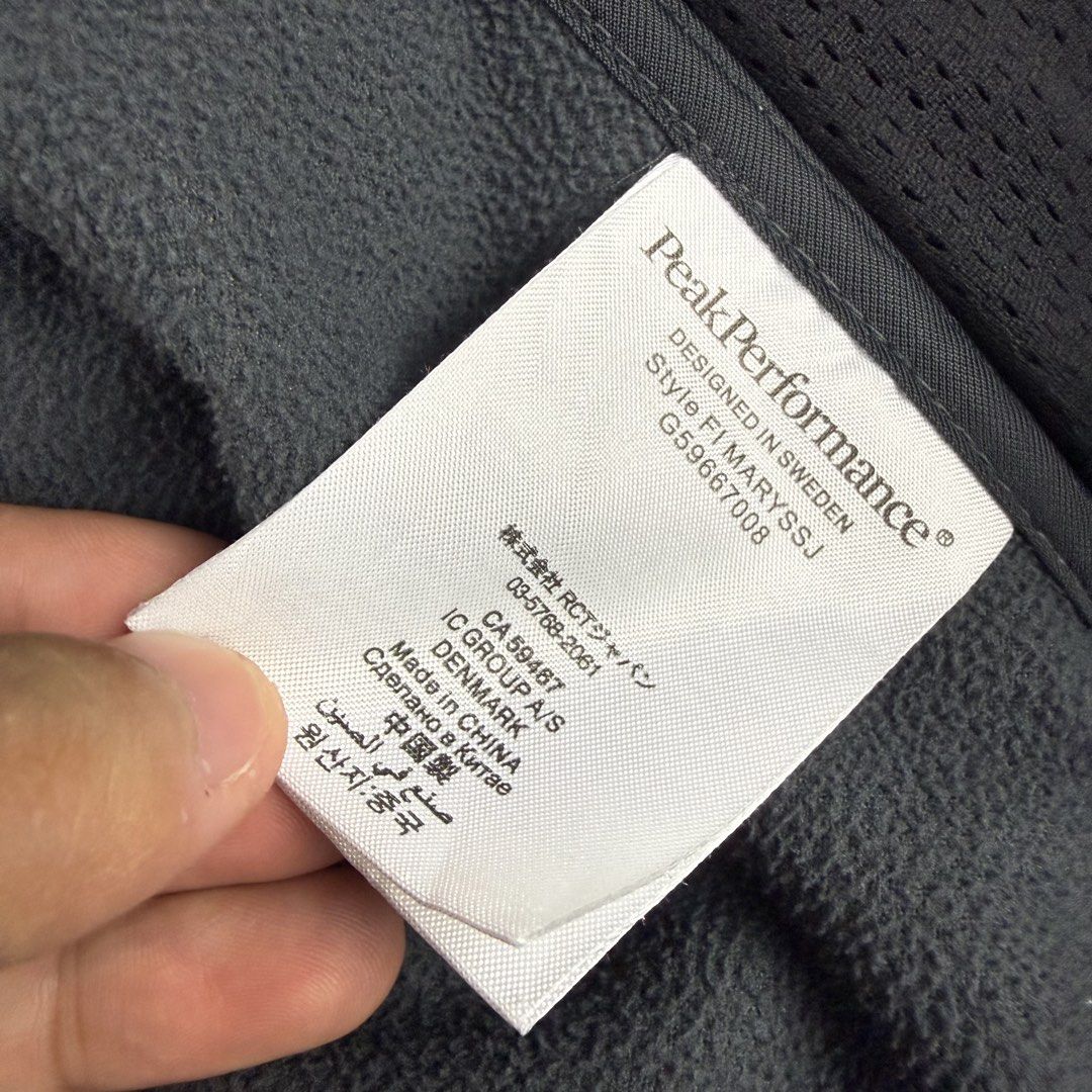 Peak Performance Women's Black Softshell Hooded Jacket Size L (Category: Coats, Jackets and Outerwear) located in Cavite. Submitted by epiboie (Listing ID 1466184908, Image 3). Description: Peak performance FI Mart softshell Jacket Size small womens 20.5x25(27) Color rate: 9.5/10 excellent condition No issue 1280 - .