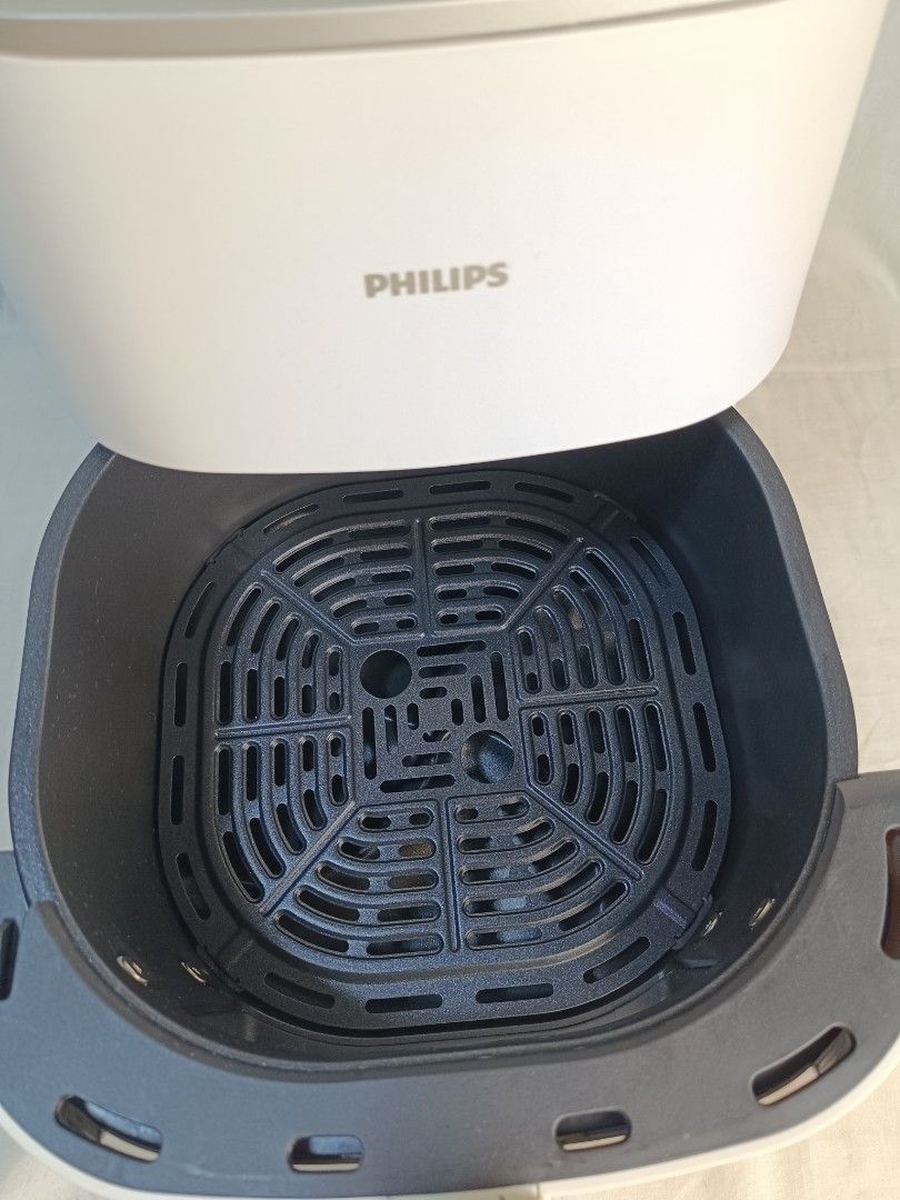 Philips Air Fryer White RapidAir Technology (Category: Fryers) located in Baguio. Submitted by clothes.over.bros.ph_2020 (Listing ID 1466268601, Image 3). Description: - Authentic Philips Air Fryer in clean white finish - Dual manual knobs for easy time and temperature control - Built-in viewing window on the basket to monitor food while cooking - Clean internal heating element and fan - Includes non-stick basket and removable mesh tray insert - 
