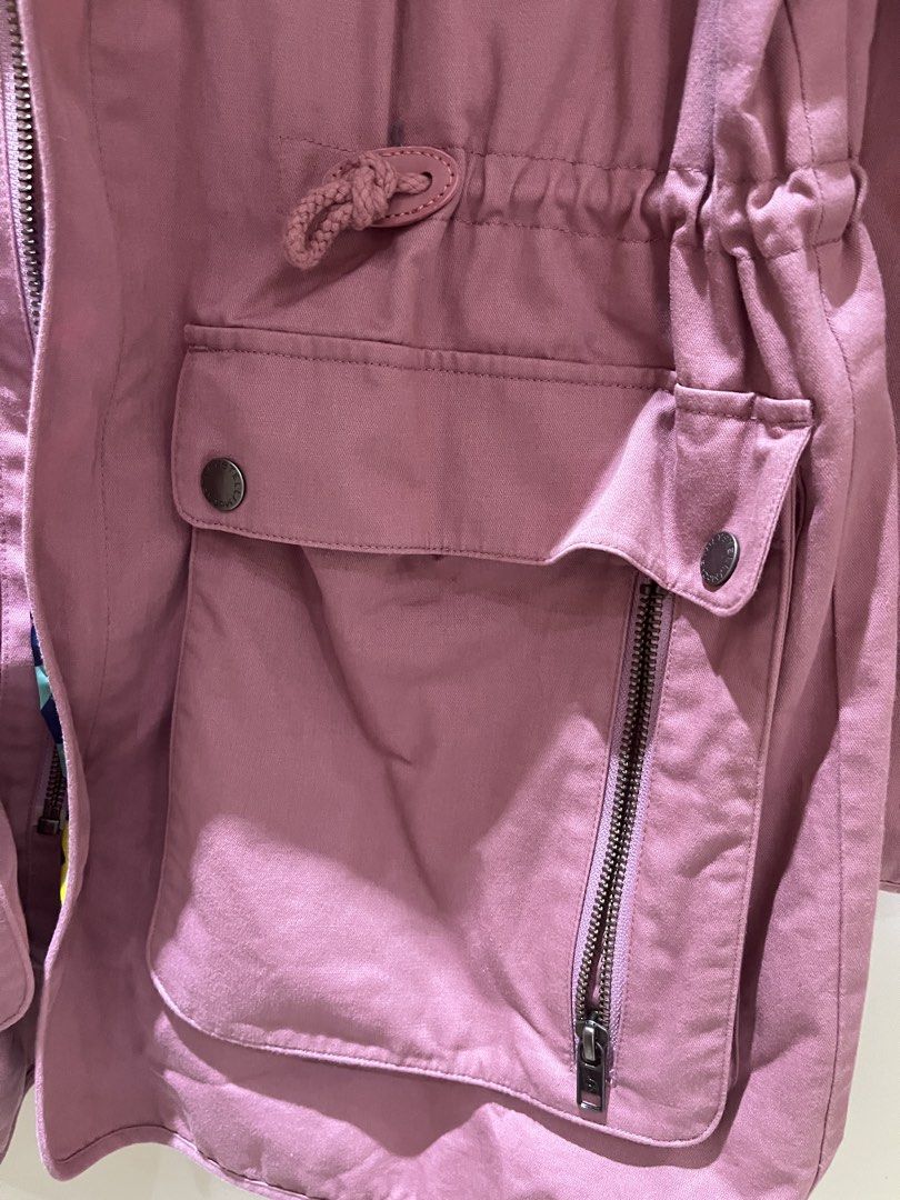 Pink jacket （分類：外套及戶外衣服）位於 Hong Kong。 由 loloman24 提交（商品編號 1466159808，圖片 9）。簡介： Small size 160cm。