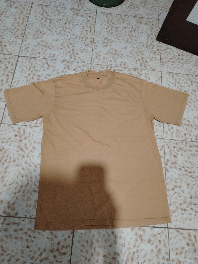 Plain Brown Short Sleeve T-Shirt (Category: Shirts) located in Cavite. Submitted by 1324abegai53000 (Listing ID 1466182881, Image 1). Description: - Color: Solid brown - Material: Soft and breathable cotton - Design: Classic crew neck and short sleeves - Styling: Simple everyday staple, easy to match with jeans or shorts.