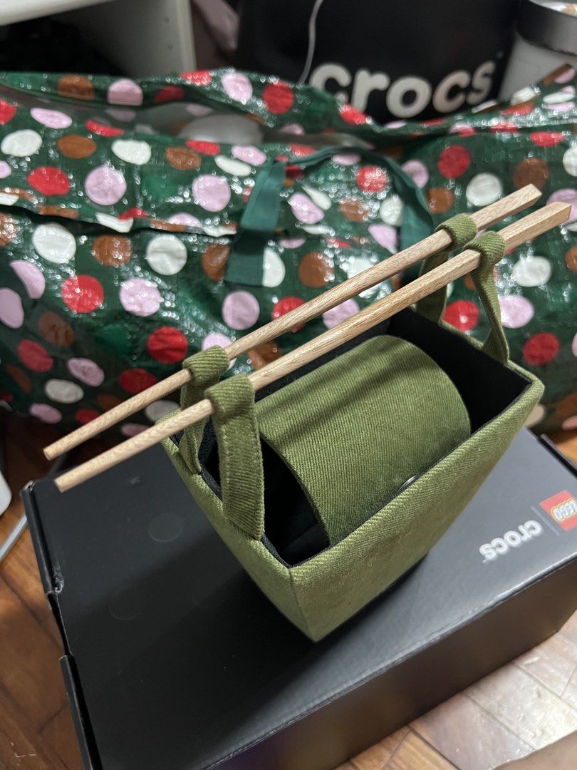 play nice takeout bag in fern (Category: Luxury Bags & Wallets) located in Paranaque City. Submitted by guevssss (Listing ID 1466208852, Image 1). Description: - never used out, stored properly and no issues at all - no original packaging - color: fern - Brand: Play Nice - Color: Green with black fabric lining - Material: Textured fabric exterior - Closure: Magnetic snap flap - Handles: Unique dual wooden chopstick-style top handles - Shape: Stru