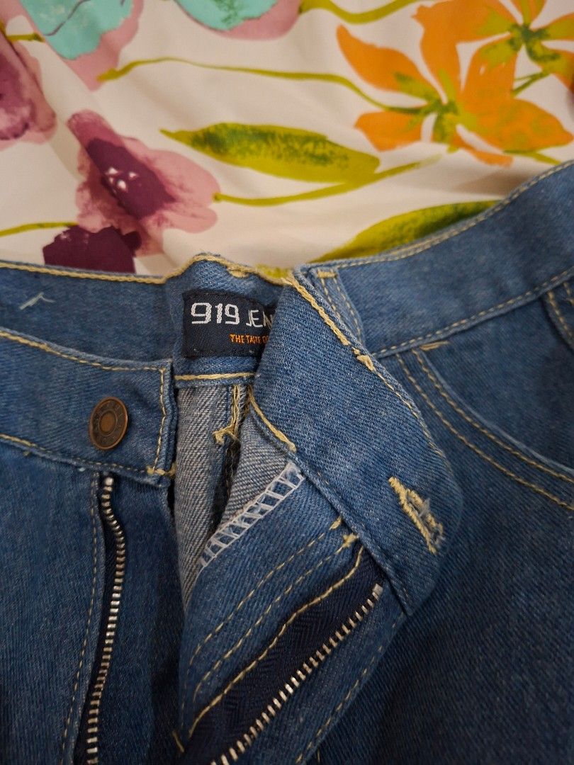 Plus size Jeans size 32 Women (Category: Jeans) located in Muntinlupa City. Submitted by madtan (Listing ID 1466331789, Image 2). Description: 2 pairs available never used rfs it won't fit my hips will fit 42 inches hips 32 inches waistline.