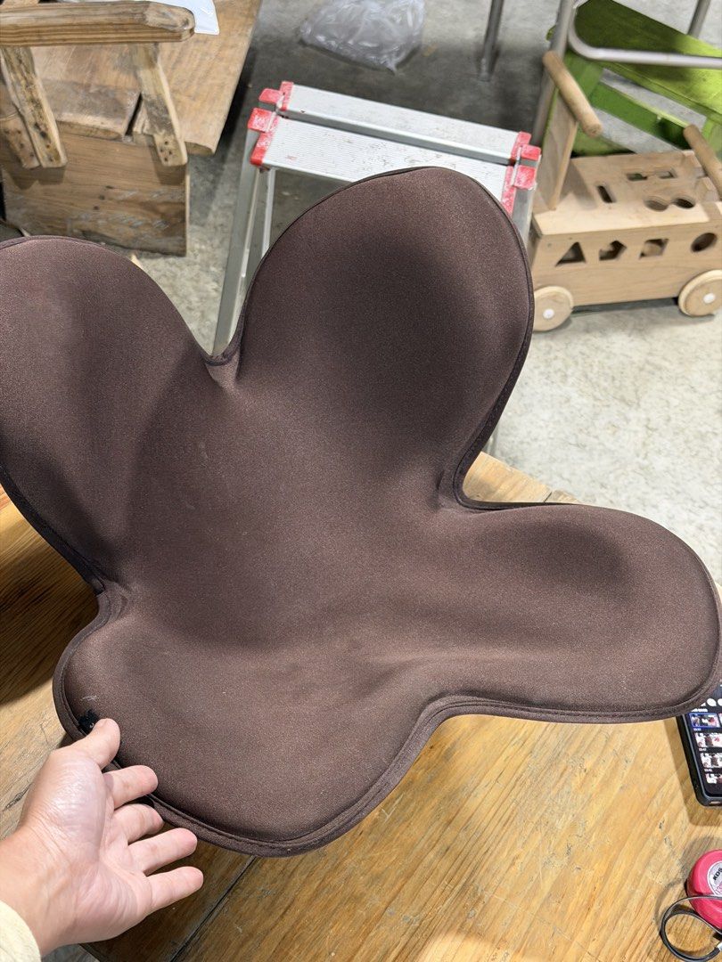 posture seat (Category: Braces, Support & Protection) located in Sablan. Submitted by gongonshelley12 (Listing ID 1466296758, Image 1). Description: 400 ONLY DARK BROWN IN ACTUAL POSTURE SEAT SUPER EXCELLENT.