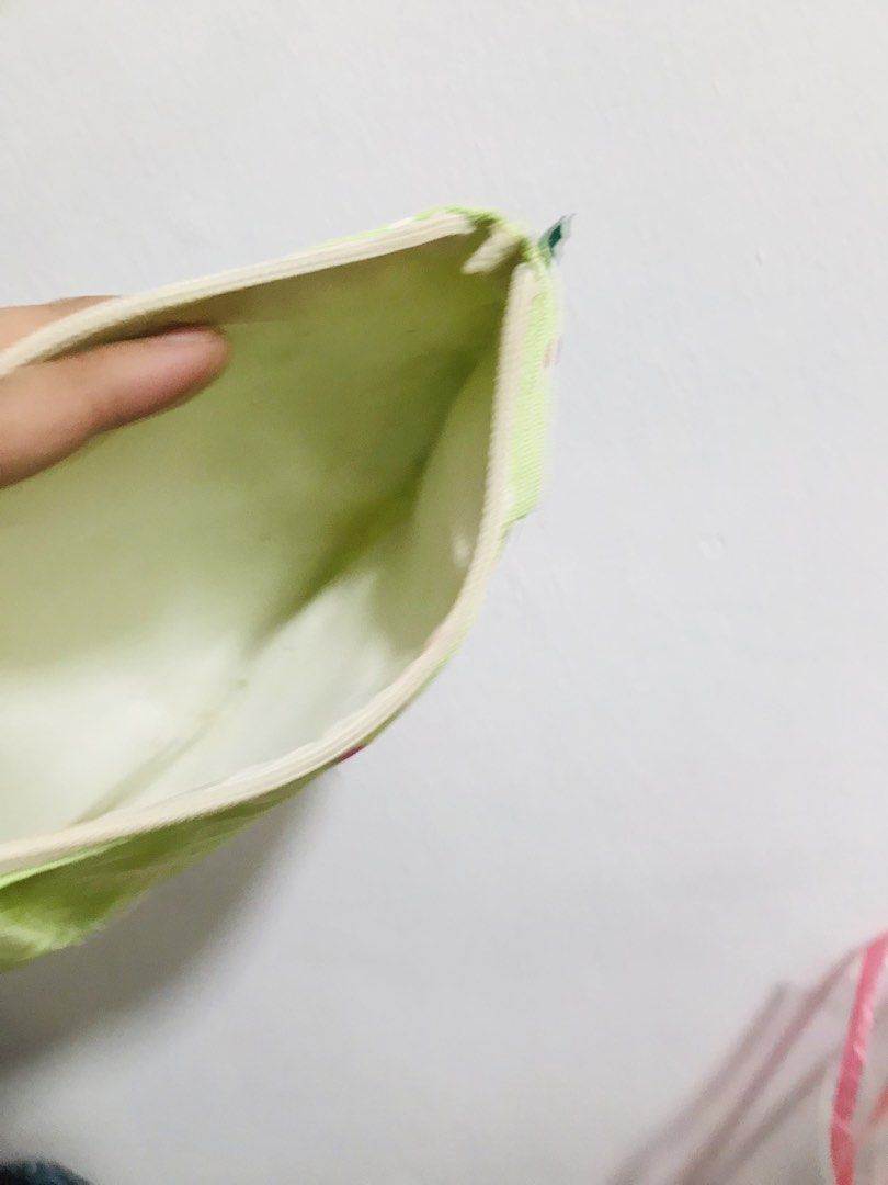 POUCH (Category: Purses & Pouches) located in Gamu. Submitted by 2022bagsbunny (Listing ID 1466206825, Image 3). Description: .